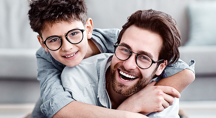 Pais que usam óculos terão filhos com o mesmo problema?