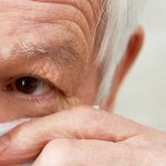 Epífora em idosos: quais os riscos e tratamentos?