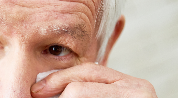 Epífora em idosos: quais os riscos e tratamentos?